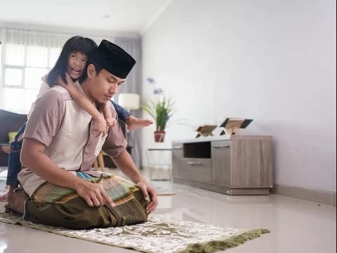 Hukum Shalat Sambil Menggendong Anak