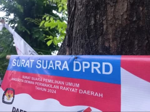 Banyak APK Caleg Dipasang di Pohon, Gen-Z: Perlu Ditertibkan karena Merusak Lingkungan