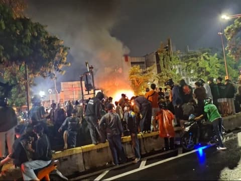 Jalan Kramat Raya Arah ke Mako Brimob Mencekam, Massa Aksi Blokade Jalan hingga Bakar Ban