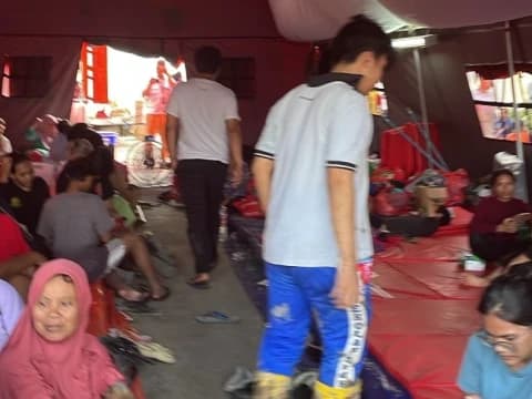 Pengungsi di Bekasi Tetap Jalankan Ibadah Puasa Ramadhan di Tengah Banjir