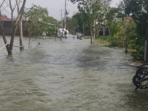Banjir 1 Meter Landa Desa Prampelan Demak, Warga Mulai Terserang Penyakit Kulit 