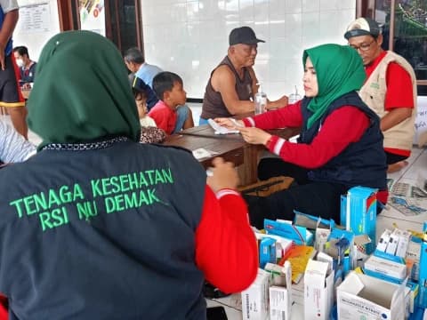 Relawan NU Peduli Demak Berikan Pengobatan  dan Terapi Gratis untuk Warga Terdampak Banjir