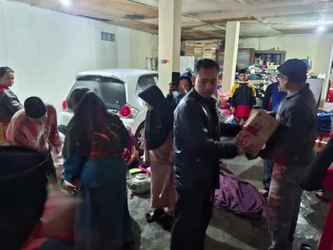 Kemensos Salurkan Bantuan Logistik bagi Penyintas Banjir Bandang di Sukabumi