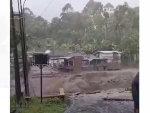 Dilanda Banjir-Longsor, 3 Orang Meninggal, Jembatan Lumajang-Malang Terputus