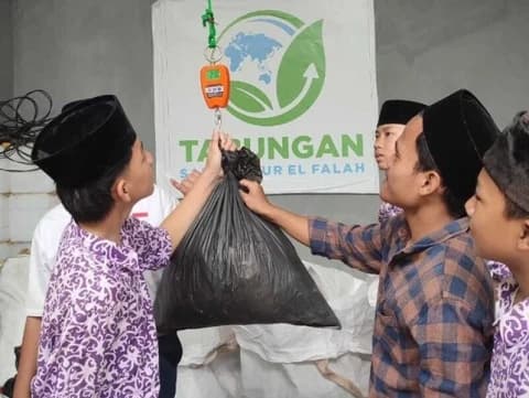 Pesantren Nur El Falah Serang Latih Santri Kelola Sampah Melalui Aplikasi Bank Sampah