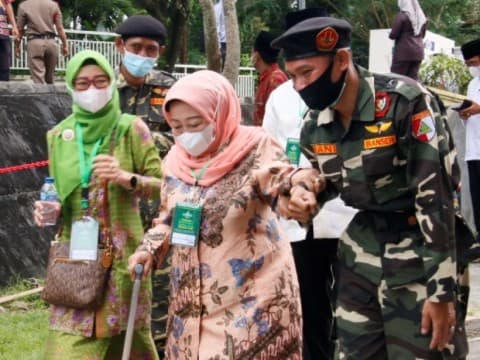 Ketika Banser Tuntun Ibu Nyai di Arena Pengukuhan PBNU