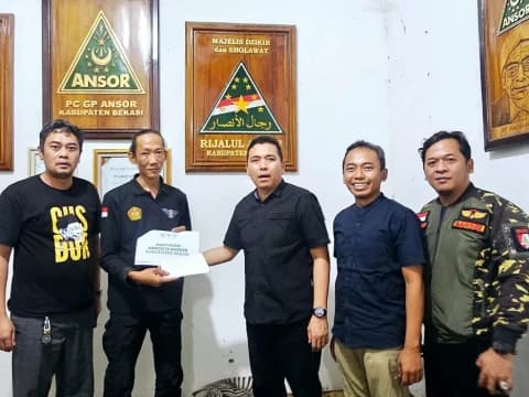 NU Care-LAZISNU Salurkan Bantuan bagi Banser Korban Pengeroyokan di Karawang