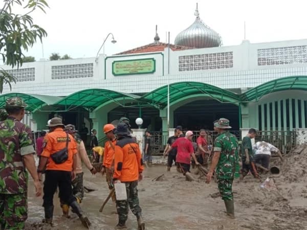 Banser dan Relawan Gerak Cepat Pulihkan Patebon Kendal dari Lumpur Sisa Banjir