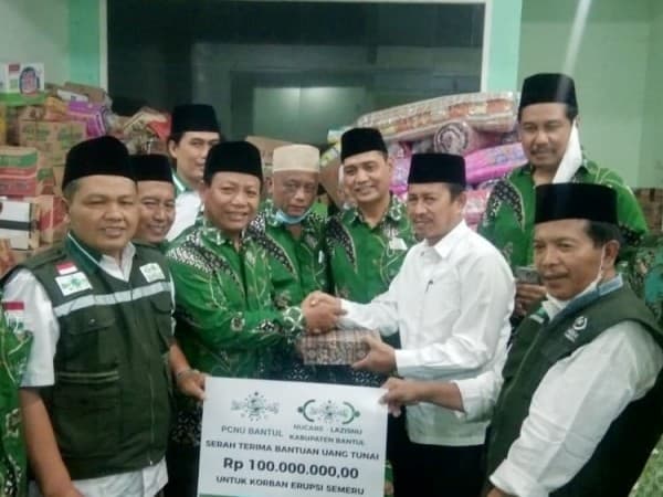 NU Care Bantul Serahkan 100 Juta Rupiah Bantu Warga Terdampak Bencana Semeru