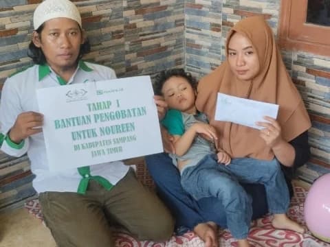 Seorang Balita di Sampang Derita Kelumpuhan Otak, LAZISNU Bantu Biaya Pengobatan