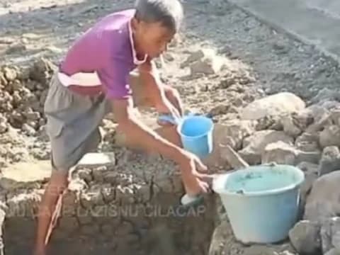 Kemarau di Cilacap, Saluran Irigasi Mengering, Warga Tempuh Berkilometer untuk Dapatkan Air Bersih