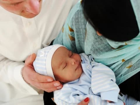 Tahnik Untuk Bayi dalam Kajian Thibbun Nabawi