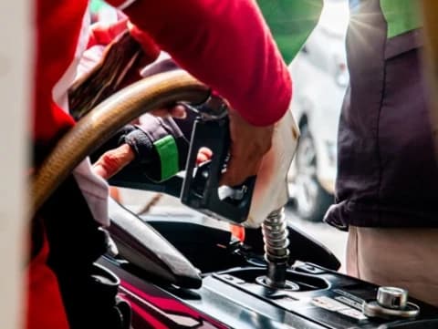 Harga BBM Subsidi Bakal Melejit, Emak-emak Menjerit