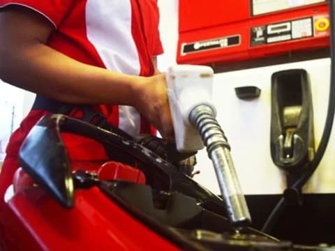 Ekonom Sebut Kenaikan Harga BBM Berpotensi Seret Masyarakat ke Jurang Kemiskinan