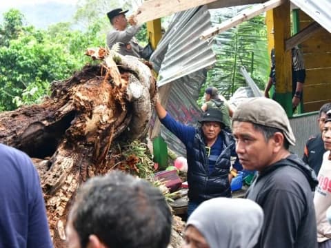Bencana Angin Kencang Landa Soppeng Sulsel, Kemensos Gerak Cepat Salurkan Bantuan