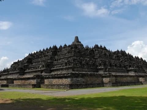 Pemerintah Batal Naikkan Tarif Tiket Masuk Candi Borobudur