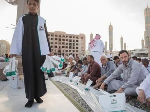 Ribuan Orang Kembali Bisa Buka Puasa di Masjidil Haram dan Nabawi