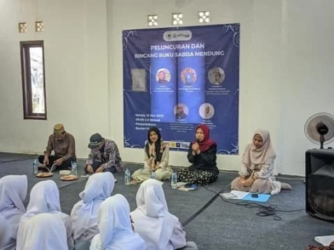 Guru MTs NU Putri Luncurkan Buku Puisi di Perpustakaan Mbah Din Buntet Pesantren