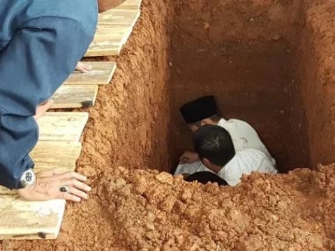 Hukum Mengubur Jenazah Perempuan dan Laki-Laki dalam Satu Liang Kubur