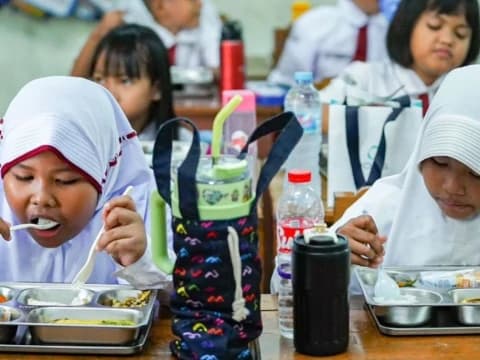 Mengapa Sasaran Program Makan Bergizi Gratis Tidak Termasuk Mustahiq Zakat?