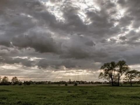 Ketika Cuaca Buruk Bolehkah Mengumandangkan Adzan Shallu fi Rihalikum atau fi Buyutikum?