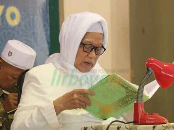 KH Anwar Manshur Jelaskan Kemuliaan Perempuan dan Pentingnya Mendidik Akhlak Anak