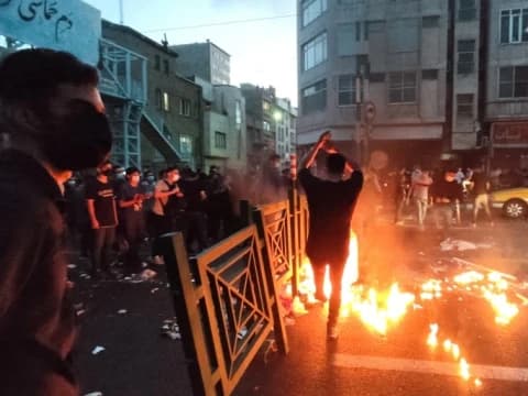 Demo Anti Hijab di Iran Meluas, Internet dan Medsos Diblokir