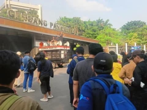 Mahasiswa Bersama Koalisi Masyarakat Sipil Kepung DPR Gelar Aksi Tolak Pengesahan RKUHAP