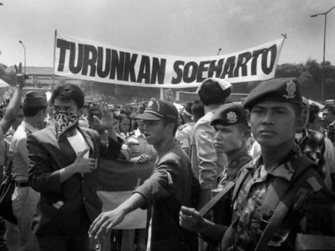 25 Tahun Reformasi: Korupsi Masih Merajalela, Kemiskinan Tinggi, Demokrasi Tak Sepenuhnya Hidup