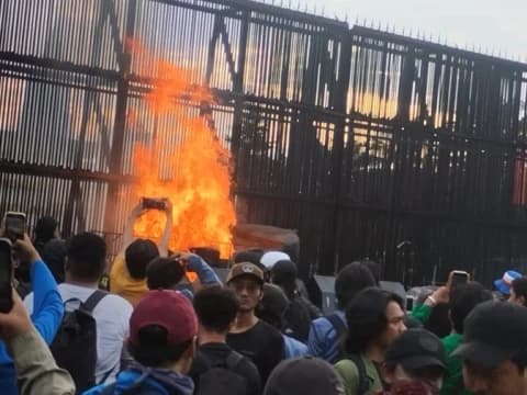 Demo Tolak Revisi UU TNI di Bandung dan Malang Ricuh, Wartawan Jadi Korban Kekerasan