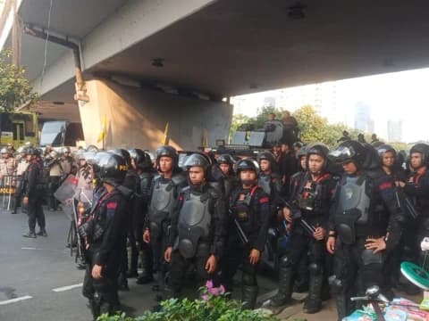 Demonstarasi Rusuh, Polisi Mulai Tembakkan Gas Air Mata