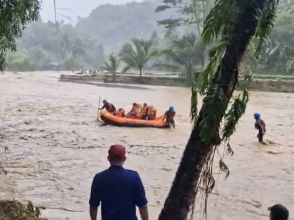 Jembatan Putus Akibat Luapan Sungai, Tim SAR Evakuasi Warga Terisolasi di Simpenan Sukabumi