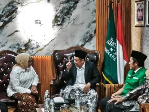 Ketua Muslimat dan Ketum GP Ansor Ikuti Apel Hari Santri di Buntet Pesantren 