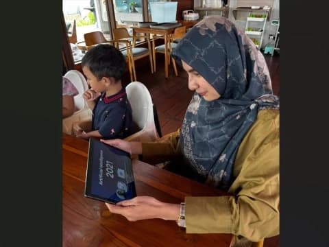 Ibu Rumah Tangga Belajar AI: Cerita Diana di Pelatihan Perempuan PandAI