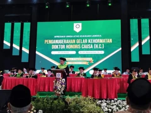KH Zulfa Mustofa Raih Anugerah Doktor Honoris Causa Bidang Ilmu Arudl dari UINSA Surabaya