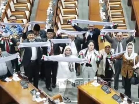 Wujud Solidaritas, Anggota DPR Kompak Kenakan Syal Palestina dalam Sidang Tahunan