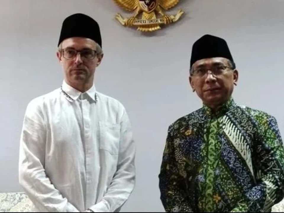 Visiting PBNU, Ukrainian Ambassador Wears a Black Peci