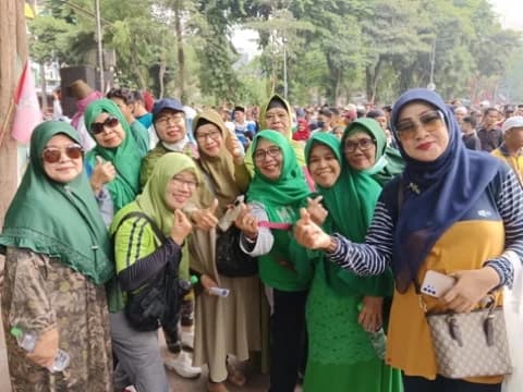 Selain Meriahkan Hari Santri, Emak-Emak Ini Ikut Jalan Sehat karena Ingin Hadiah Umrah