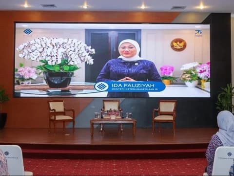 Menaker Ingatkan Para Ibu Tak Kurangi Perhatian pada Anak Akibat HP