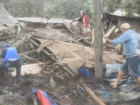 Kemensos Distribusikan Logistik Tangani Erupsi Gunung Lewotobi Laki-Laki