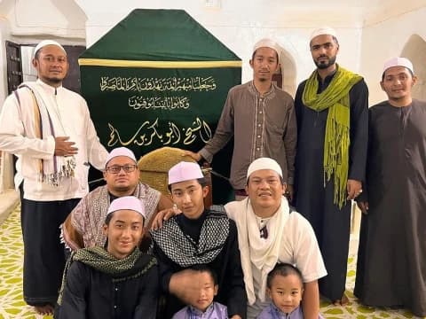 Bahagia Bertemu Habib Umar, Faank Wali Unggah Foto Keluarga saat di Tarim
