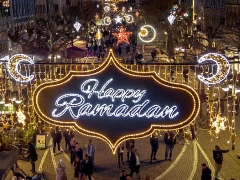 Gebyar Ramadhan di Jerman, Lampu Bulan Bintang Hiasi Jalanan Frankfurt
