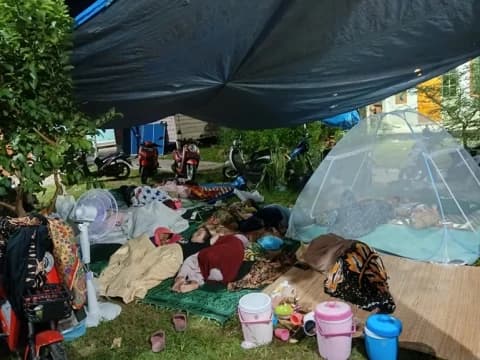 Warga Terdampak Gempa Bawean Terkatung-katung di Tenda Pengungsian