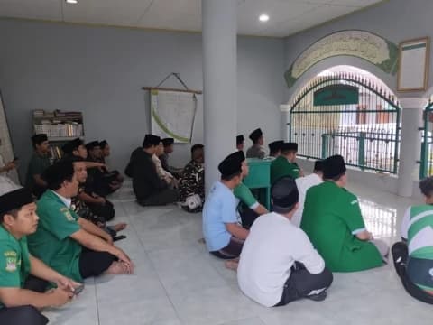 Usai Gowes 90 KM, Rombongan GP Ansor Ziarah Makam Mama Cibogo di Cibarusah