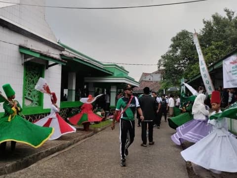 Tari Sufi Sambut Peserta Gowes Ansor di Makam Mama Cibogo Cibarusah Bekasi