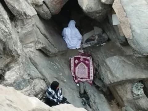 Kisah dan Pesan Ilahi dari Gua Hira