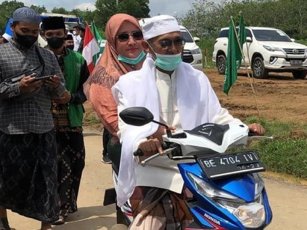 Tembus Kemacetan, Pengasuh Pesantren Lirboyo Bonceng Istri Naik Motor