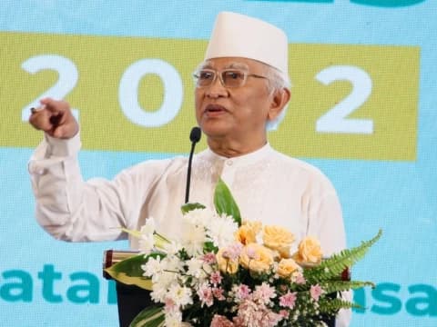 Terjebak di Konbes NU, Gus Mus Nge-prank Gus Yahya