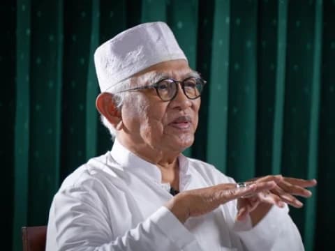 Kiai Mustofa Bisri yang Saya Kenal: dari Guru Bahasa Arab, Penyair, hingga Wartawan