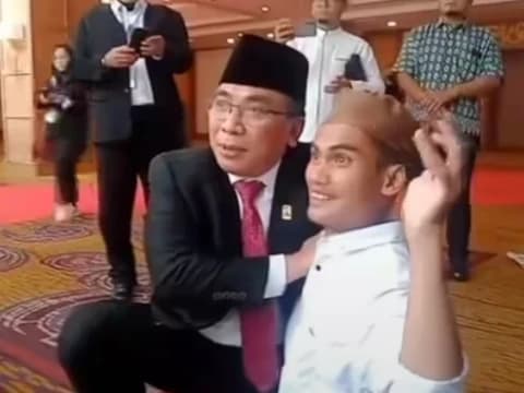 Cerita Aan, Nahdliyin Difabel yang Mendapat Pelukan Hangat dari Ketum PBNU